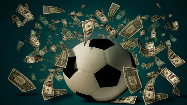 Di tahun 2025, akan ada peningkatan pesat dalam judi bola online, dengan berbagai platform menawarkan taruhan terbaik. Sbobet adalah salah satu penyedia taruhan bola terbesar dan paling terpercaya. Situs ini dikenal memiliki sistem keamanan yang ketat dan berbagai pilihan taruhan dengan peluang yang tinggi. Dalam artikel ini, kami akan membahas prediksi bola yang akurat, jenis taruhan, dan strategi terbaik untuk memenangkan permainan bola di Sbobet dengan uang kecil. Jenis Taruhan Bola yang Ditawarkan oleh Sbobet Pemain harus memahami berbagai jenis taruhan yang tersedia di Sbobet untuk meningkatkan peluang menang mereka. Handicap Asia (Asian Handicap) Jenis taruhan ini populer karena memberikan keseimbangan dalam pertandingan dengan perbedaan kualitas tim; tim yang lebih kuat akan memberikan "voor" kepada tim yang lebih lemah, membuat taruhan lebih menarik. Over/Under (O/U) Pemain bertaruh berapa banyak gol yang terjadi selama pertandingan. Jika Anda memilih Over, Anda bertaruh bahwa jumlah gol akan lebih besar dari angka yang ditetapkan; jika Anda memilih Under, Anda bertaruh bahwa jumlah gol akan lebih rendah dari angka yang ditetapkan. 1X2 (Win-Draw-Win) Pemain hanya perlu memilih apakah tim tuan rumah menang (1), hasil seri (X), atau tim tamu menang (2) dalam taruhan sederhana ini. Mix Parlay Taruhan ini menggabungkan banyak pertandingan ke dalam satu tiket, jadi semua prediksi harus benar untuk memenangkan taruhan. Meskipun ada risiko yang besar, ada juga potensi keuntungan yang besar. Taruhan Langsung (Live Betting) Sbobet menawarkan fitur taruhan langsung, yang memungkinkan pemain bertaruh saat pertandingan berlangsung. Taruhan ini membutuhkan keberanian dalam mengambil keputusan dan kecepatan analisis. Strategi Prediksi Bola Akurat untuk Sbobet Pemain harus memiliki strategi yang matang untuk menang dalam taruhan Sbobet. Ada beberapa taktik yang dapat digunakan: Tinjauan Statistik Tim Sangat penting untuk melihat bagaimana tim bermain dalam beberapa pertandingan terakhir. Beberapa hal yang perlu diperhatikan adalah: Rekor pertandingan sebelumnya berdasarkan kemenangan, seri, atau kekalahan Performansi tim baik di kandang maupun tandang Jumlah gol yang dibuat dan gol yang dibobol Menjaga Status Pemain Hasil pertandingan sangat dipengaruhi oleh kondisi pemain; cedera atau kartu merah dapat mengubah keseimbangan tim. Memahami Pola Taruhan dan Kemungkinan Peluang atau odds Sbobet dapat menentukan hasil pertandingan. Jika odds suatu tim turun drastis, banyak pemain akan bertaruh pada tim tersebut. Memanfaatkan Teknik Martingale Dalam strategi ini, setelah kalah, pemain harus menggandakan taruhan mereka untuk berharap menang dalam satu putaran dan mengembalikan semua kerugian sebelumnya. Memanfaatkan Website Prediksi Bola Banyak situs dan forum menawarkan prediksi yang bergantung pada analisis statistik dan data tim; namun, Anda harus tetap melakukan analisis sendiri sebelum memasang taruhan. Modal Taruhan yang Murah di Sbobet Salah satu keuntungan bermain di Sbobet adalah mudah untuk memulai taruhan dengan modal kecil. Berikut adalah beberapa tips untuk bermain dengan modal kecil: Pilih Taruhan dengan Risiko Rendah: Bermain Handicap atau Over/Under, yang memiliki peluang menang yang lebih tinggi. Manajemen Keuangan yang Baik: Tentukan batas taruhan Anda setiap hari agar Anda tidak kehilangan seluruh modal Anda dalam satu hari. Manfaatkan Bonus dan Promo: Sbobet sering menawarkan bonus deposit, cashback, atau freebet, yang dapat Anda gunakan untuk meningkatkan dana Anda saat bertaruh. Para pemain yang mencari taruhan mudah dan terpercaya masih memilih judi bola di Sbobet pada tahun 2025. Memahami jenis taruhan, menggunakan strategi yang tepat, dan membuat prediksi yang akurat meningkatkan kemungkinan Anda menang. Selalu bertaruh dengan hati-hati dan gunakan fitur Sbobet untuk mendapatkan pengalaman judi bola yang lebih menguntungkan.